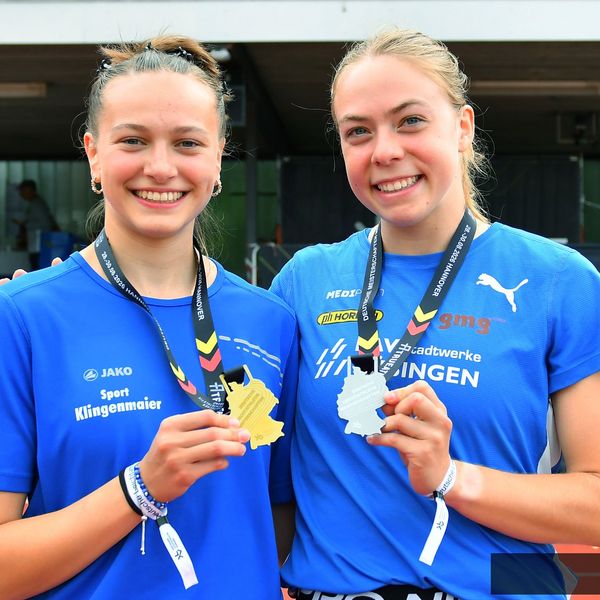 Leonie Kroter (links, DJK SG Wasseralfingen) und Karolin Reidenbach (rechts, VfL Sindelfingen) feiern ihre Medaillen und den Doppelsieg.