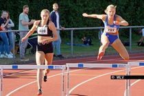 WM-Norm über 400 Meter-Hürden für Hanna Render (LG Gäu Athletics; links) in 59,97 Sekunden