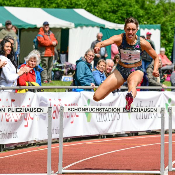 Lokalmatadorin Carolina Krafzik (VfL Sindelfingen) auf dem Weg zu einem neuen Meetingrekord über 300 Meter Hürden